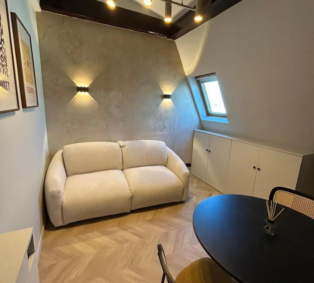 Luxury Studio Parc Monceau contacts